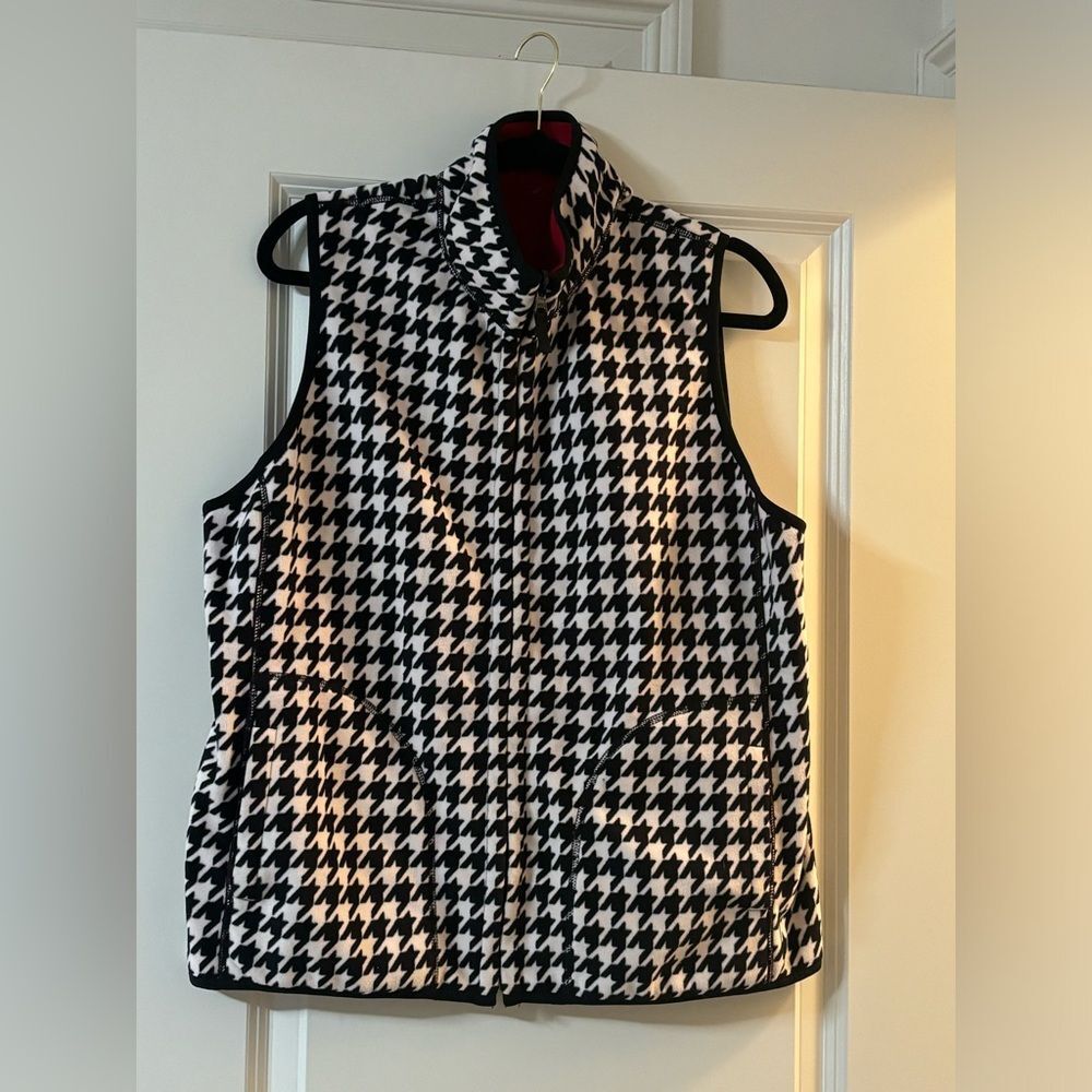 ⭐️ 5 For $25 Black and White Houndstooth Vest (Large?)